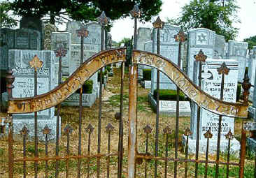 [Entrance gate to Belchatow Section Montefiore Cemetery]