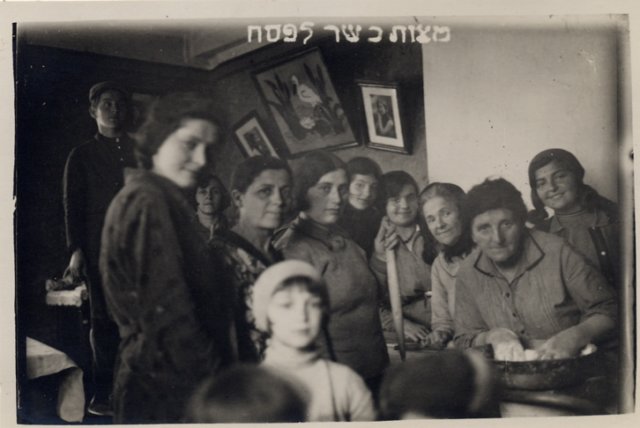 matzabaking1933mrsephraimkotickiskneedingthedough