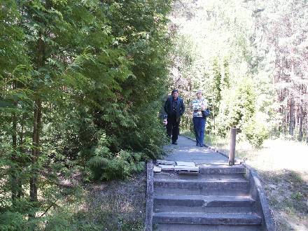 Iryne and mayor at Kolki holocaust memorial.jpg (45968 bytes)