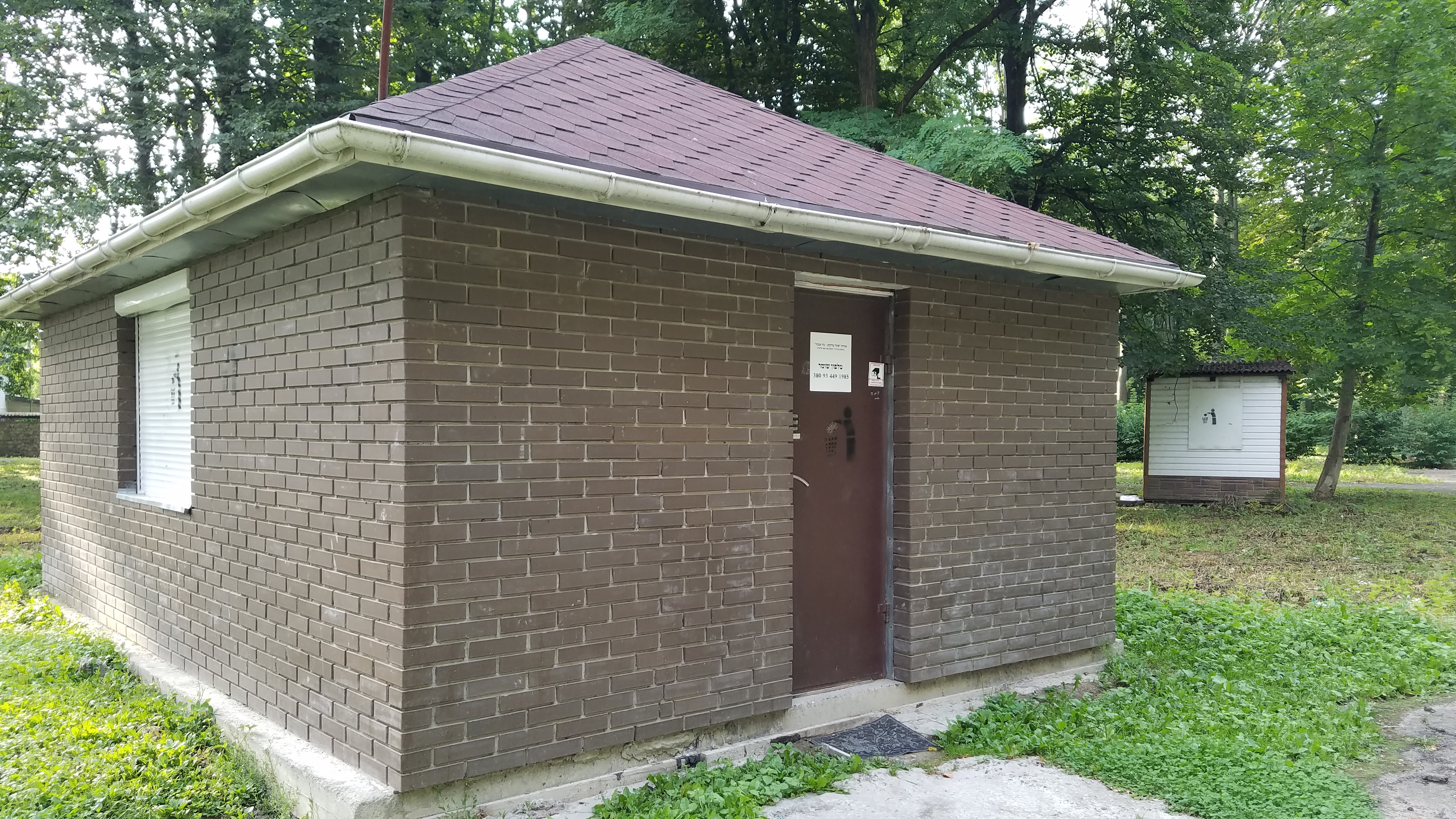 brick house is ohel for Rabbi Baruch
                  Lichtenstein