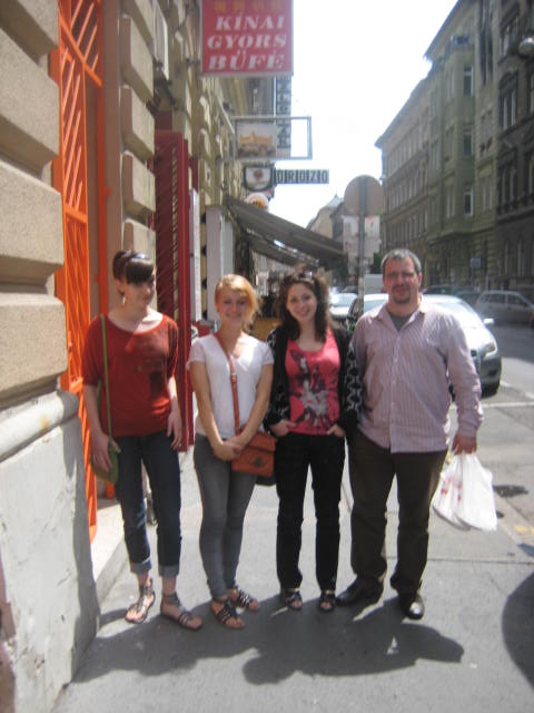 Alisa,
                  Sara, Judit, Tomi
