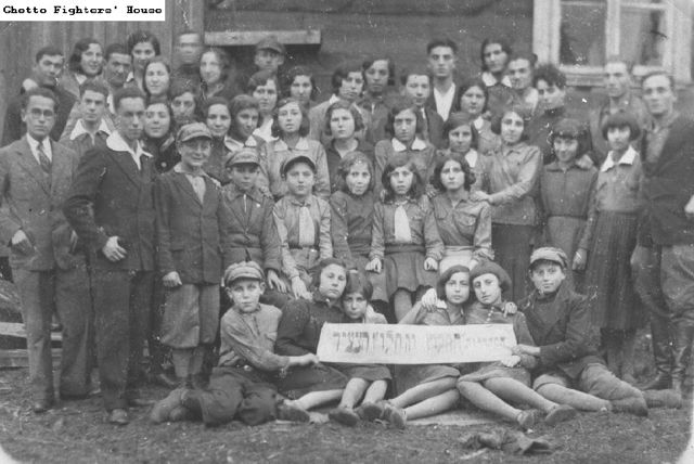 Members
of He-Chaluts ha-Tsa'ir branch in Narewka