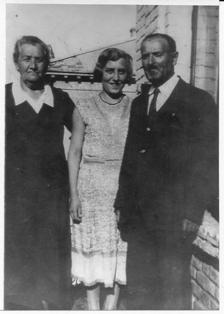 Esther with parents Freida &
Nachman Wasilkowski