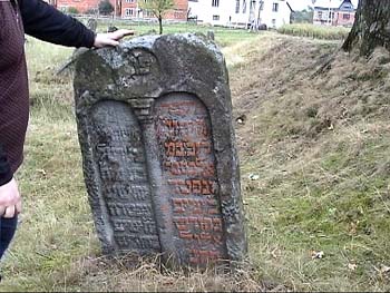 21RozhCemeteryRedBrick