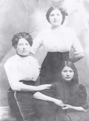 Rivka, Perl, and Bobl Plotinsky (standing). Their father, Fayvish Plotinsky, was the owner of a heavy hardware store in Stavisht. He succumbed from an infection after being wounded during a pogrom. Stavisht, circa 1914.