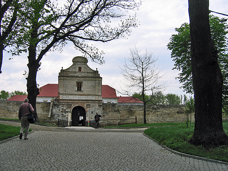 zbaraz_0079_main_castle_gate..jpg (967 Kbytes)