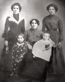 Chaya-Feyga Berk and daughters
