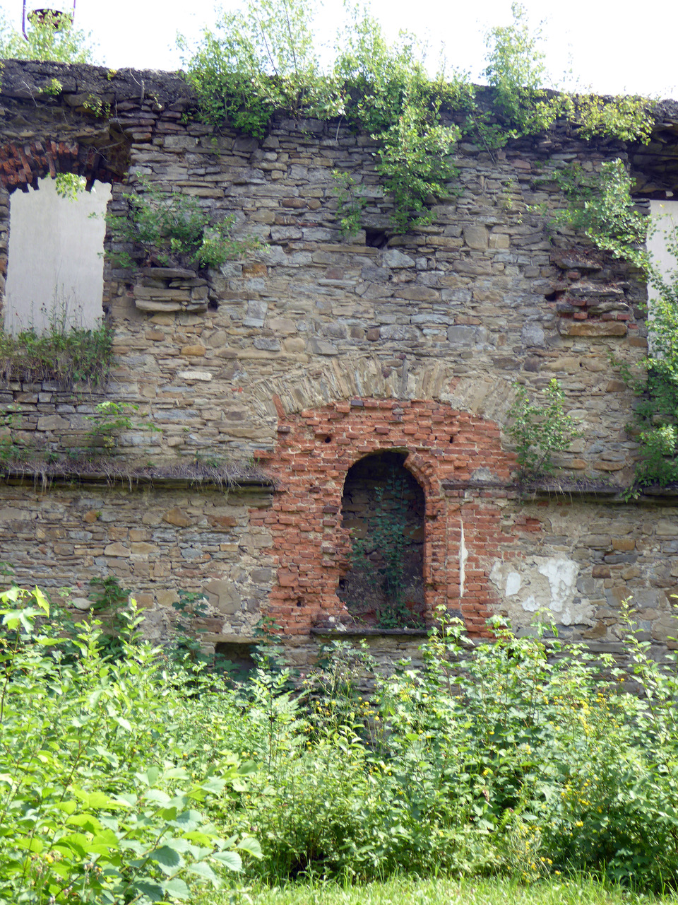 Synagogue ruins - present-day (interior with aron hadodesh
close-up)