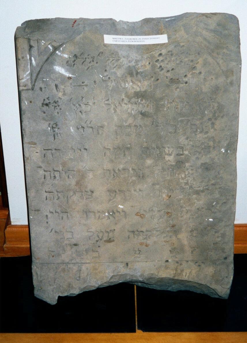 [large photo of the gravestone -- takes a while to load]