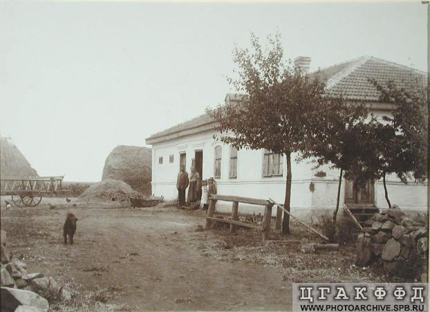 Colonists outside house, 1904 Colonists outside house, 1904