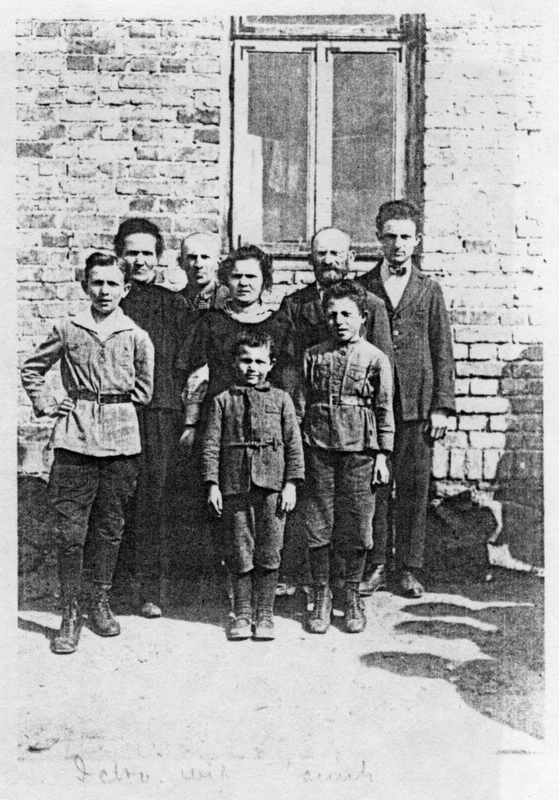  Left to right:  Fischl Tresczcanski, Rivka Zabludovski, Meier Tresczcanski, Gitl Tresczcanski, Ruben Tresczcanski, Itzhak Tresczcanski, Issik Tresczcanski, Yehuda (Yudel) Tresczcanski 