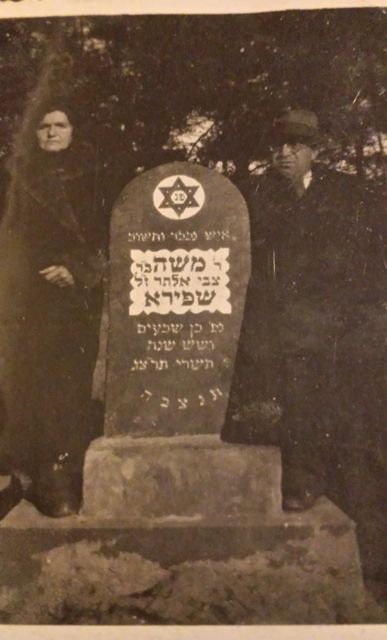 Bella and Hershel Shapiro at
                              gravestone of Moshe Shapiro.