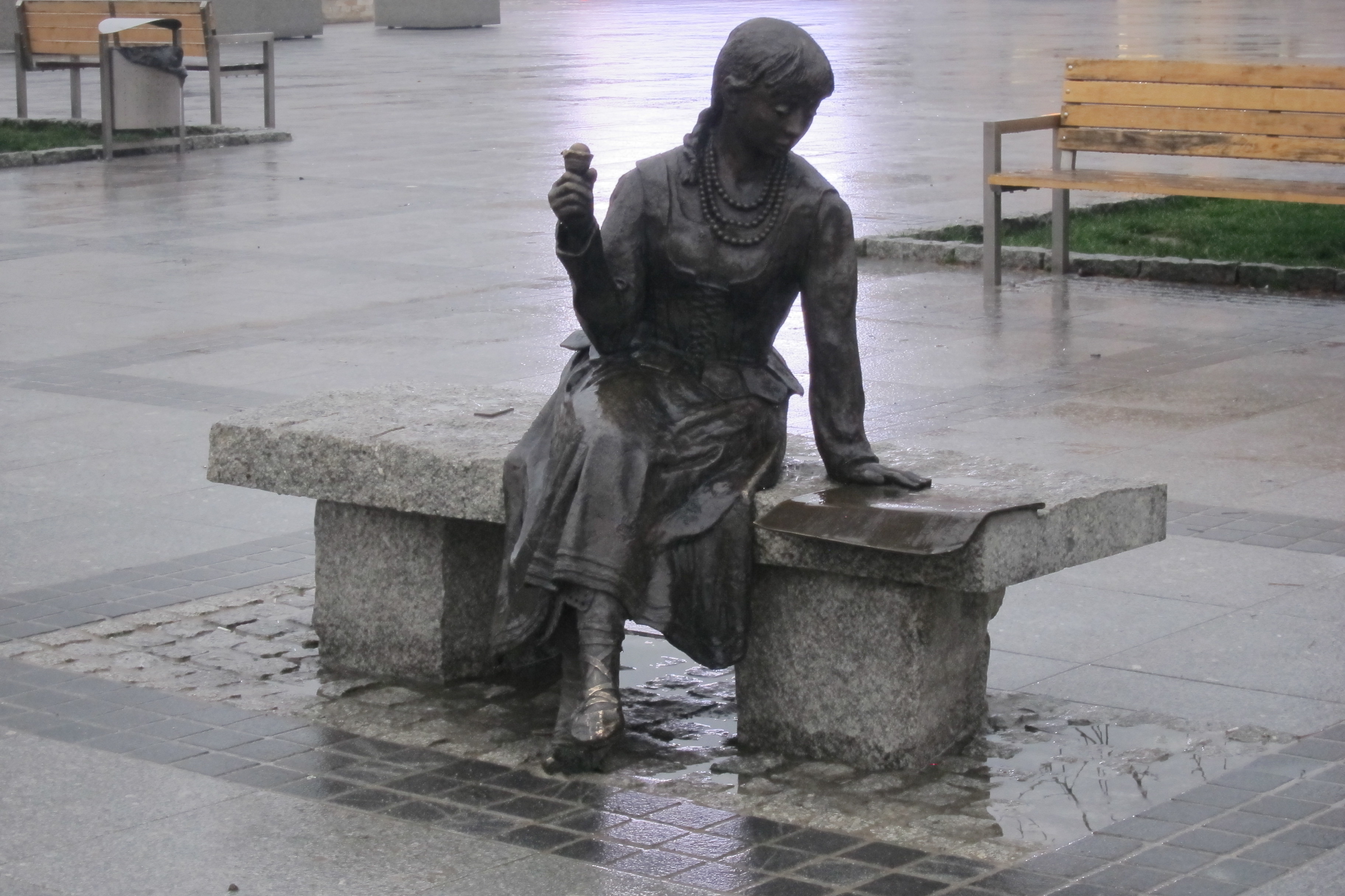 SeatedStatue
