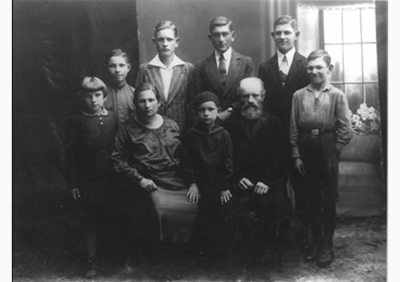 Bashkin family. Standing R to L: Aba, Shmuel, Khaikel, Osher, Nachman, Gitel; seated R to L: father Mordechai, Yaakov Leib, and mother Esther; the only two surviving brothers are Shmuel and Osher.