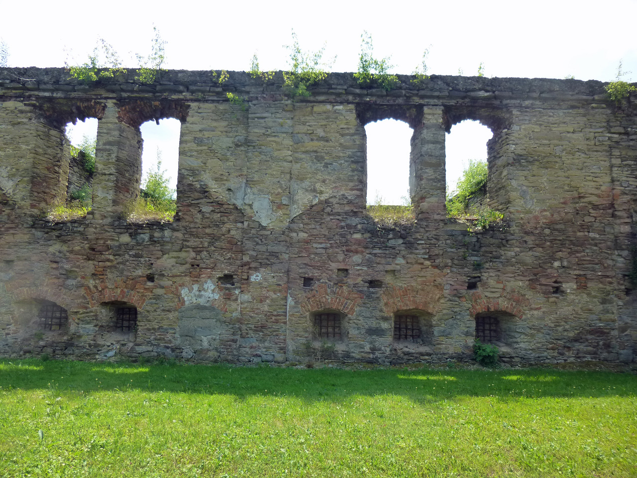 Synagogue
ruins - present-day (north face)